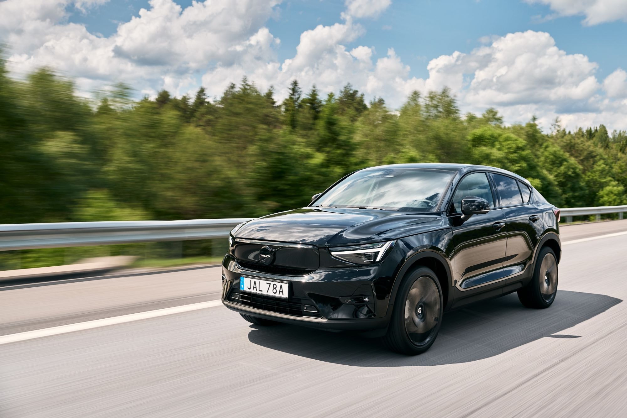 Frontal del EC40 sobre el paisaje costero, elegante y con presencia.