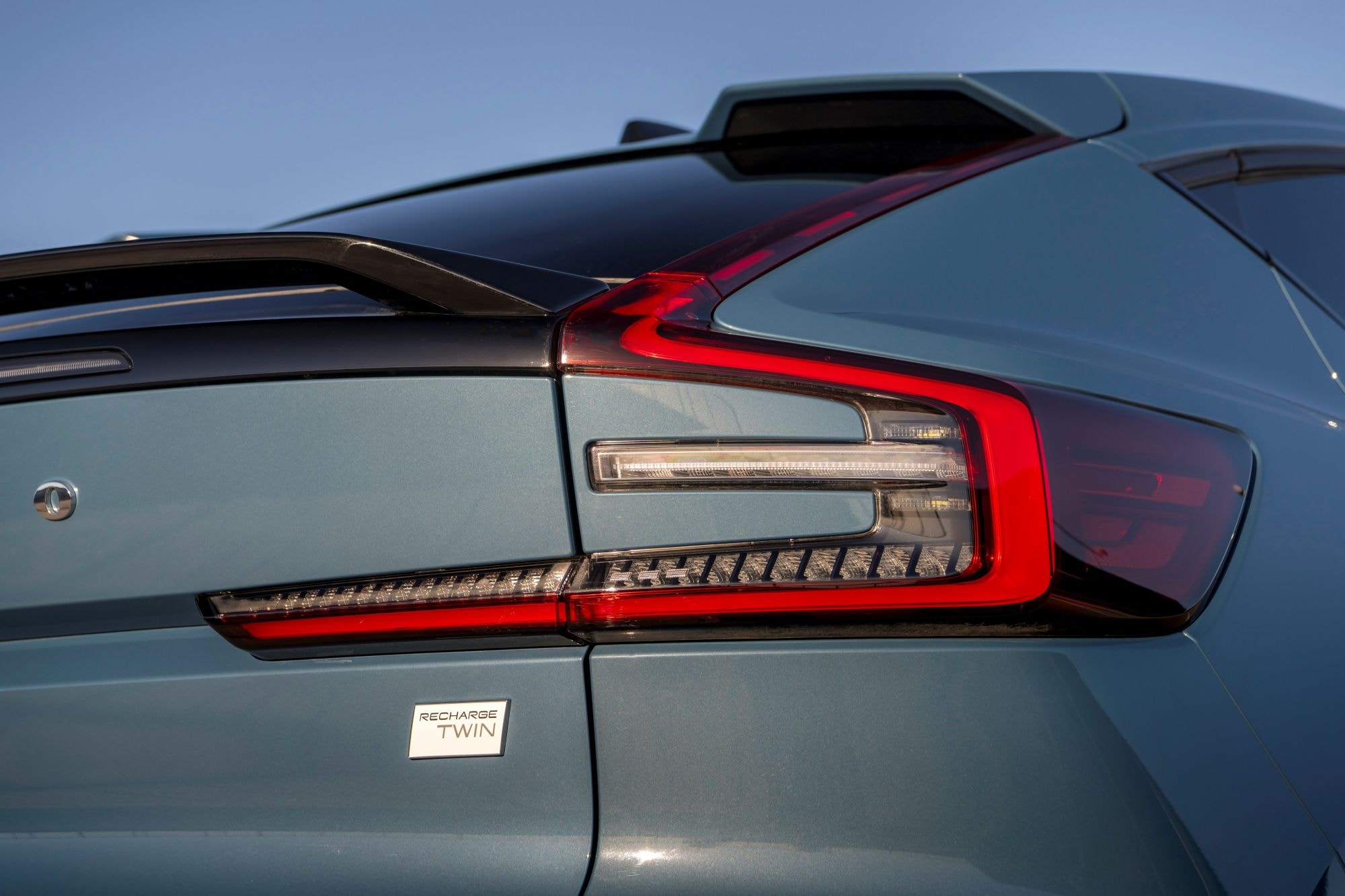 Vista de los asientos traseros con un acabado moderno y cómodo.