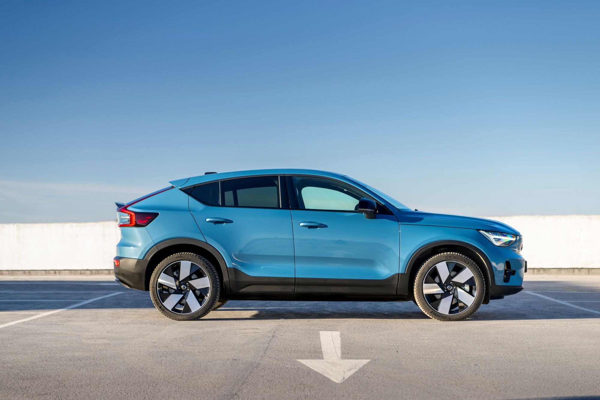 Perfíl lateral del Volvo EC40, destacando su diseño estilizado.