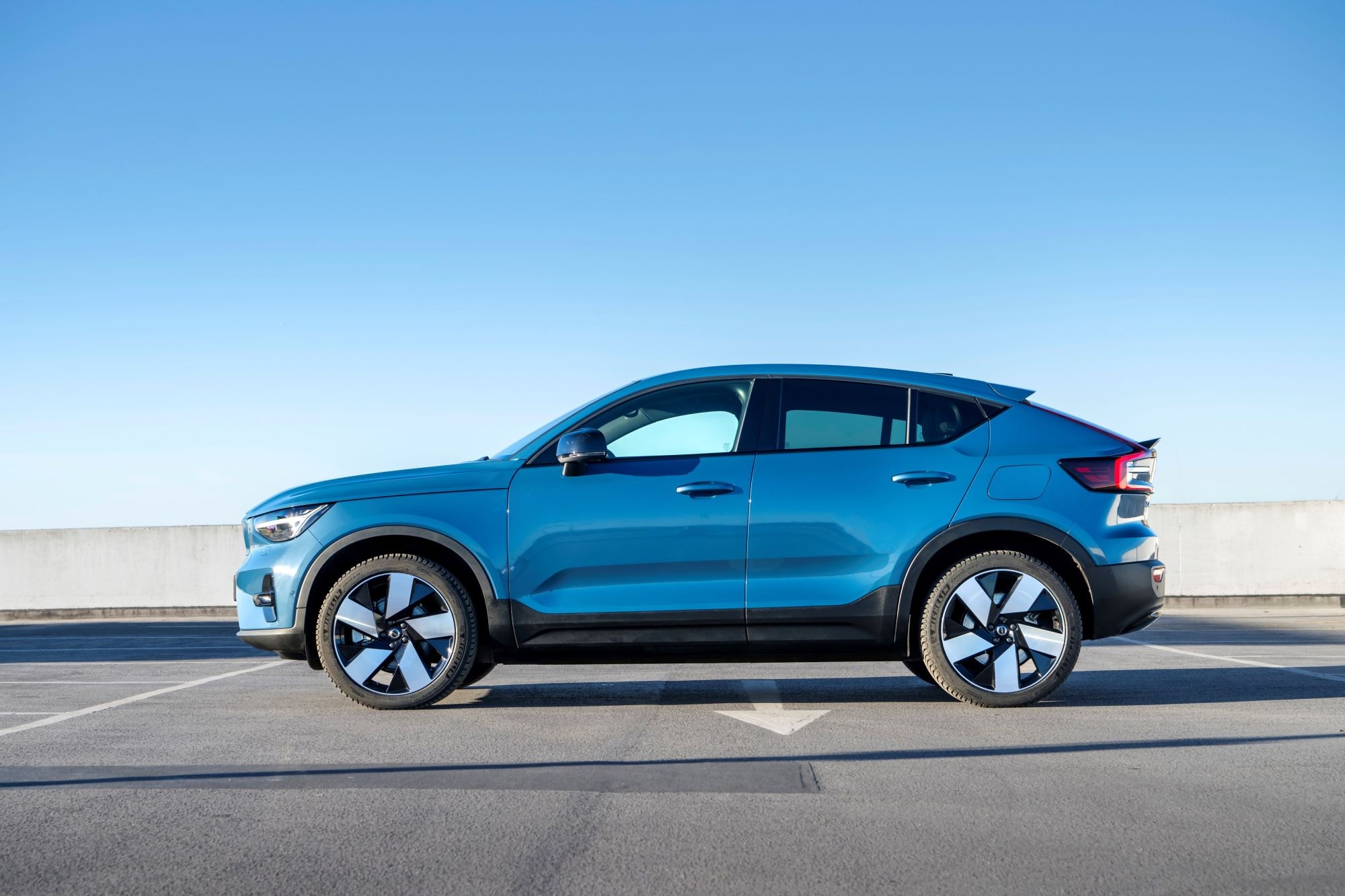 Vista lateral del Volvo EC40 en un entorno urbano.