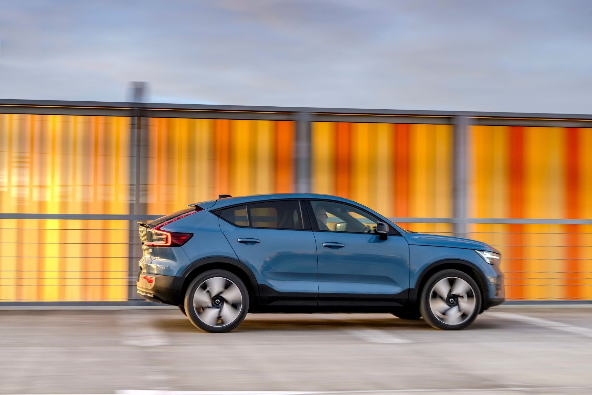 Otra perspectiva lateral del EC40, con un acabado brillante.