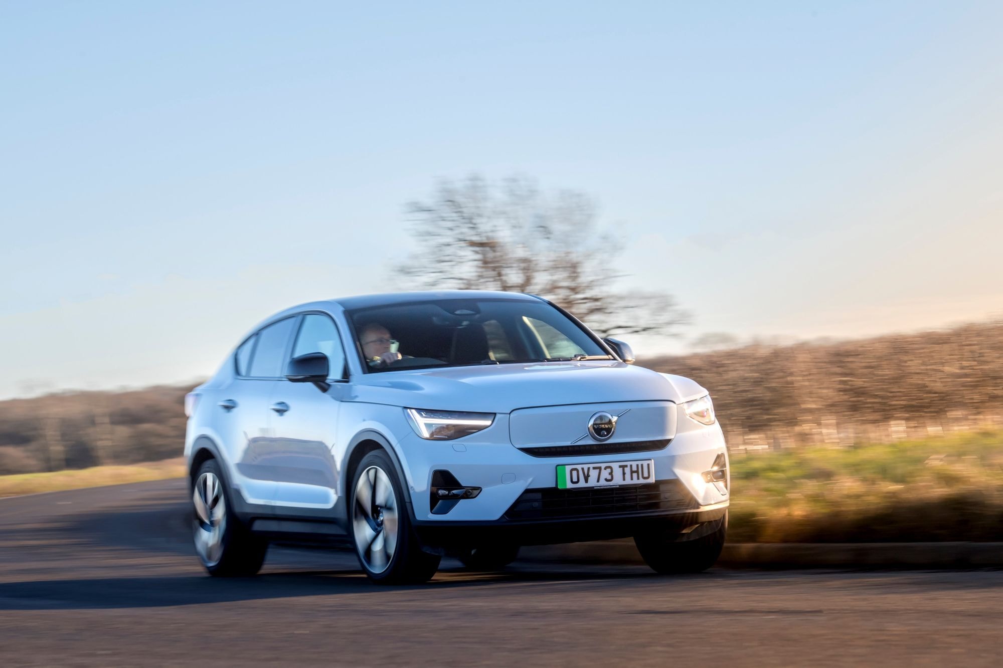Perfil lateral del Volvo EC40, destacando sus líneas fluidas y forma atlética.