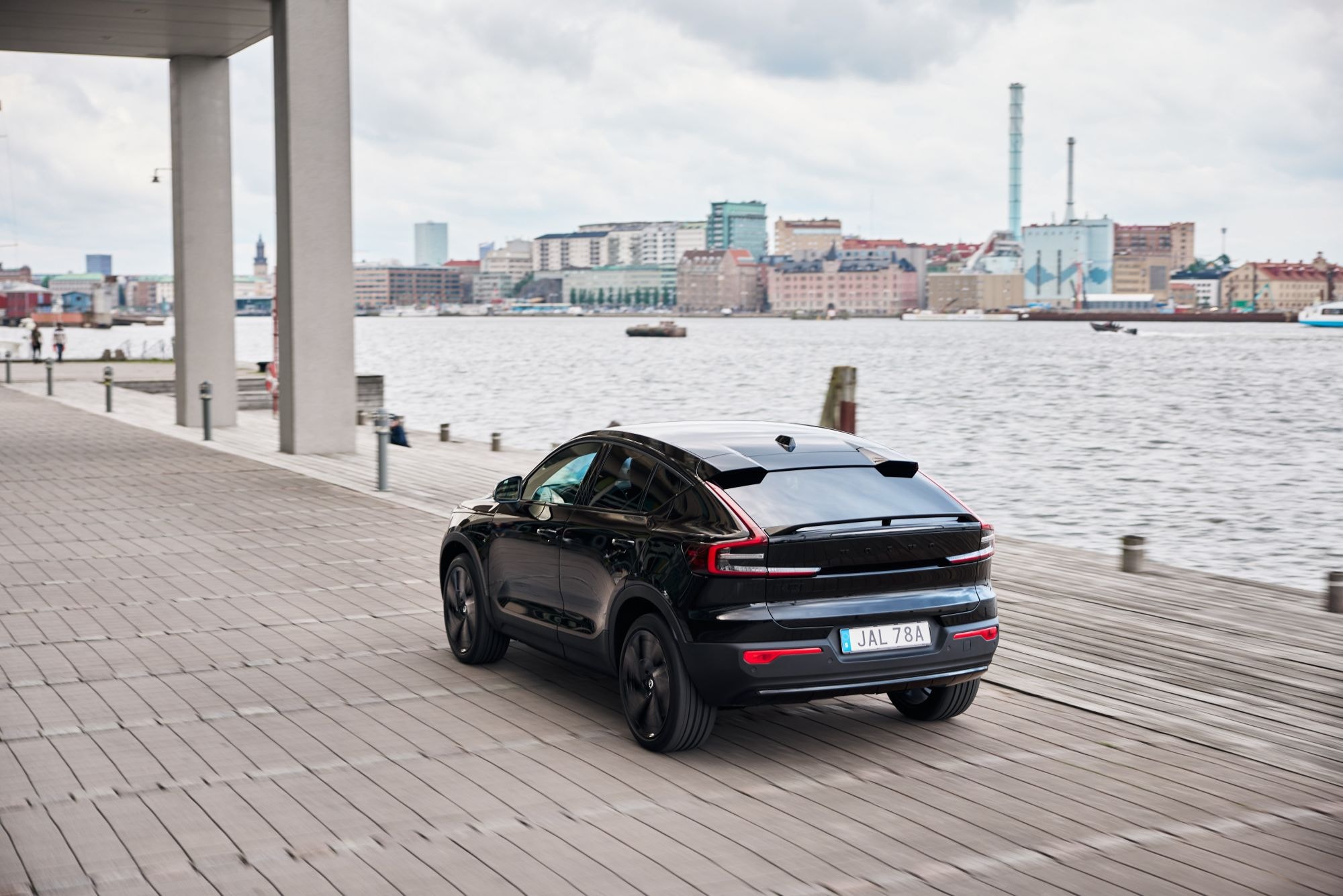 La parte trasera del Volvo EC40, perfecto para disfrutar de paseos costeros.