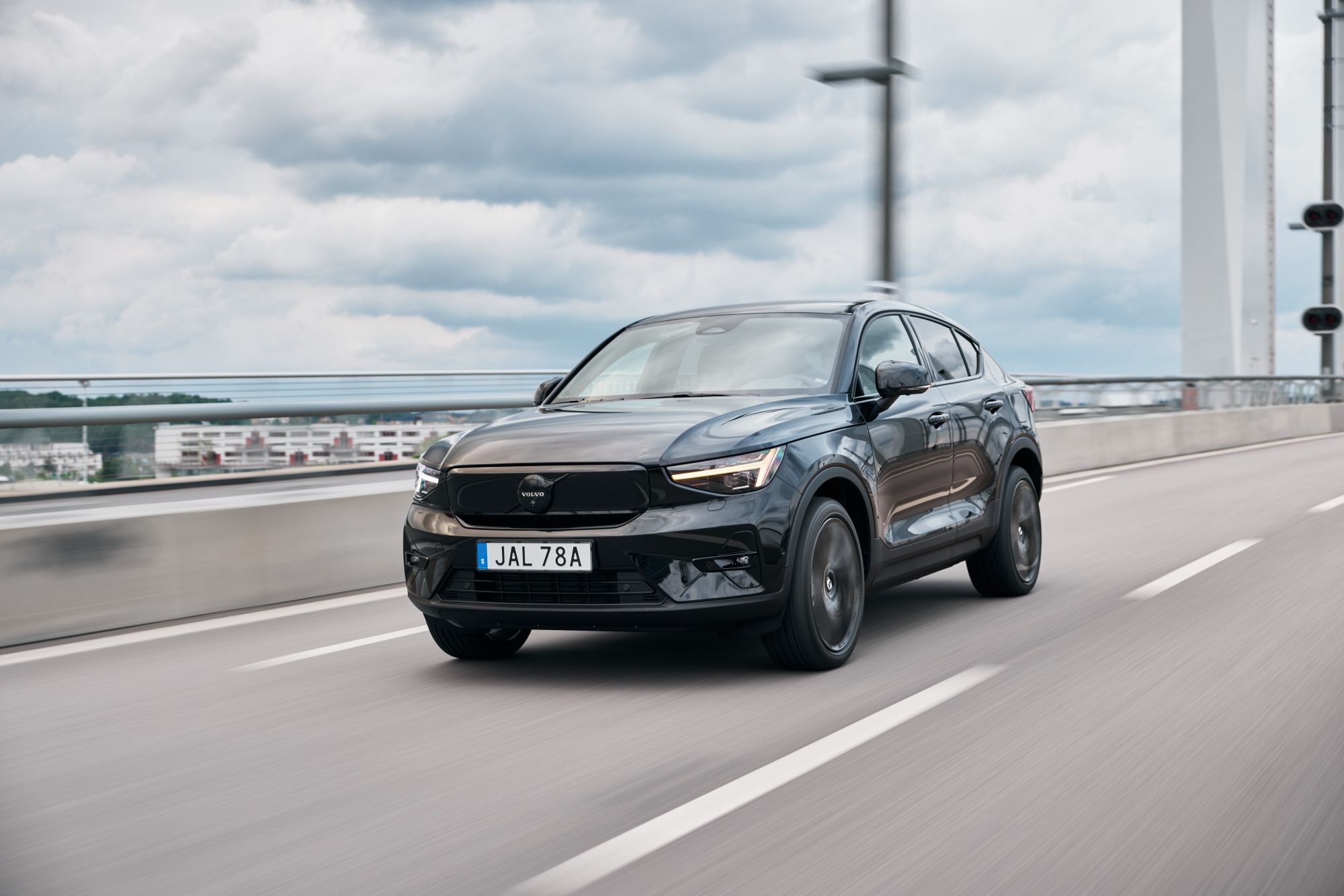 Vista trasera del EC40 portando un estilo moderno cerca del agua.