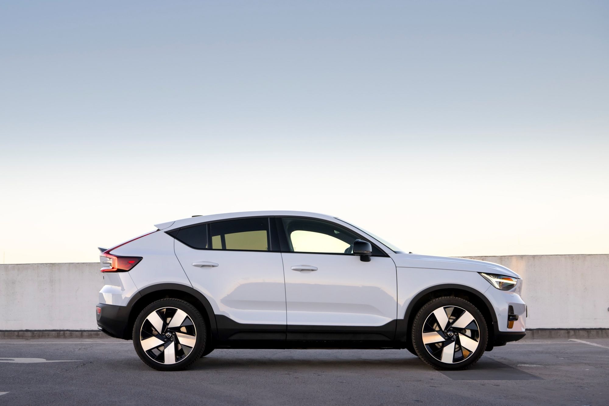 Volvo EC40 en una playa, combinando naturaleza y diseño urbano.