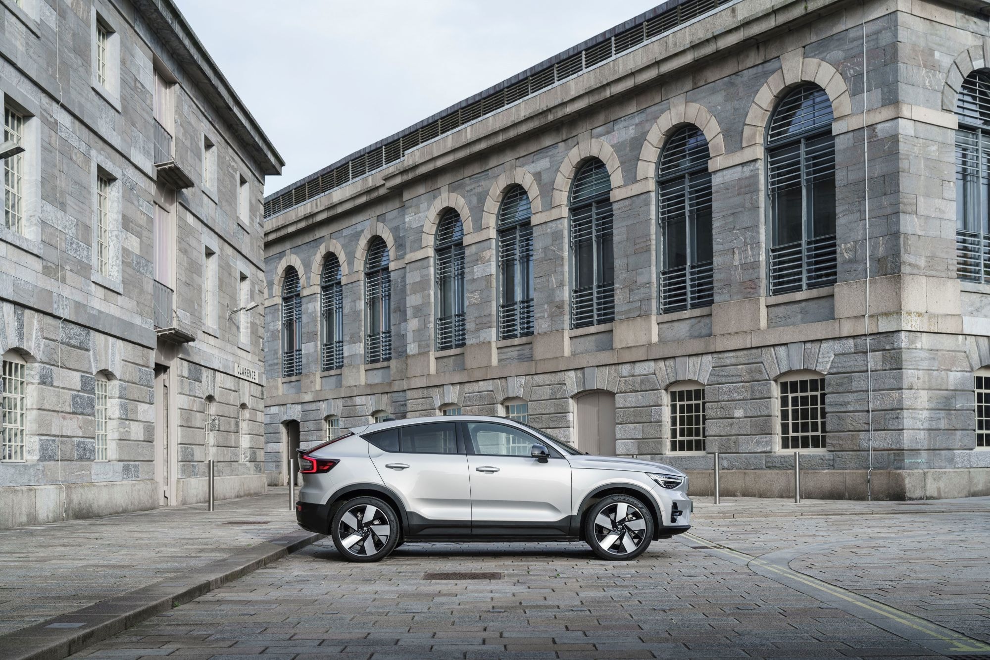 El EC40 en la playa ofrece una estética poderosa y elegante.