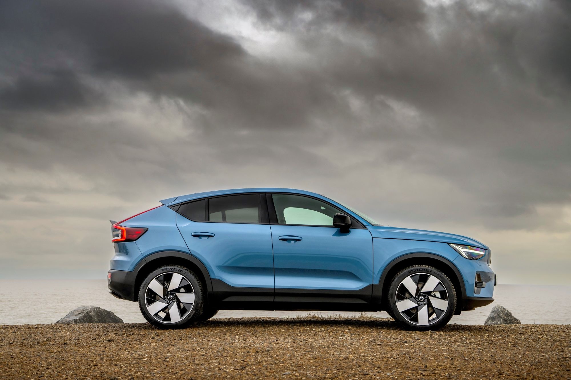 Detalle del puerto de carga, ideal para recargas rápidas.