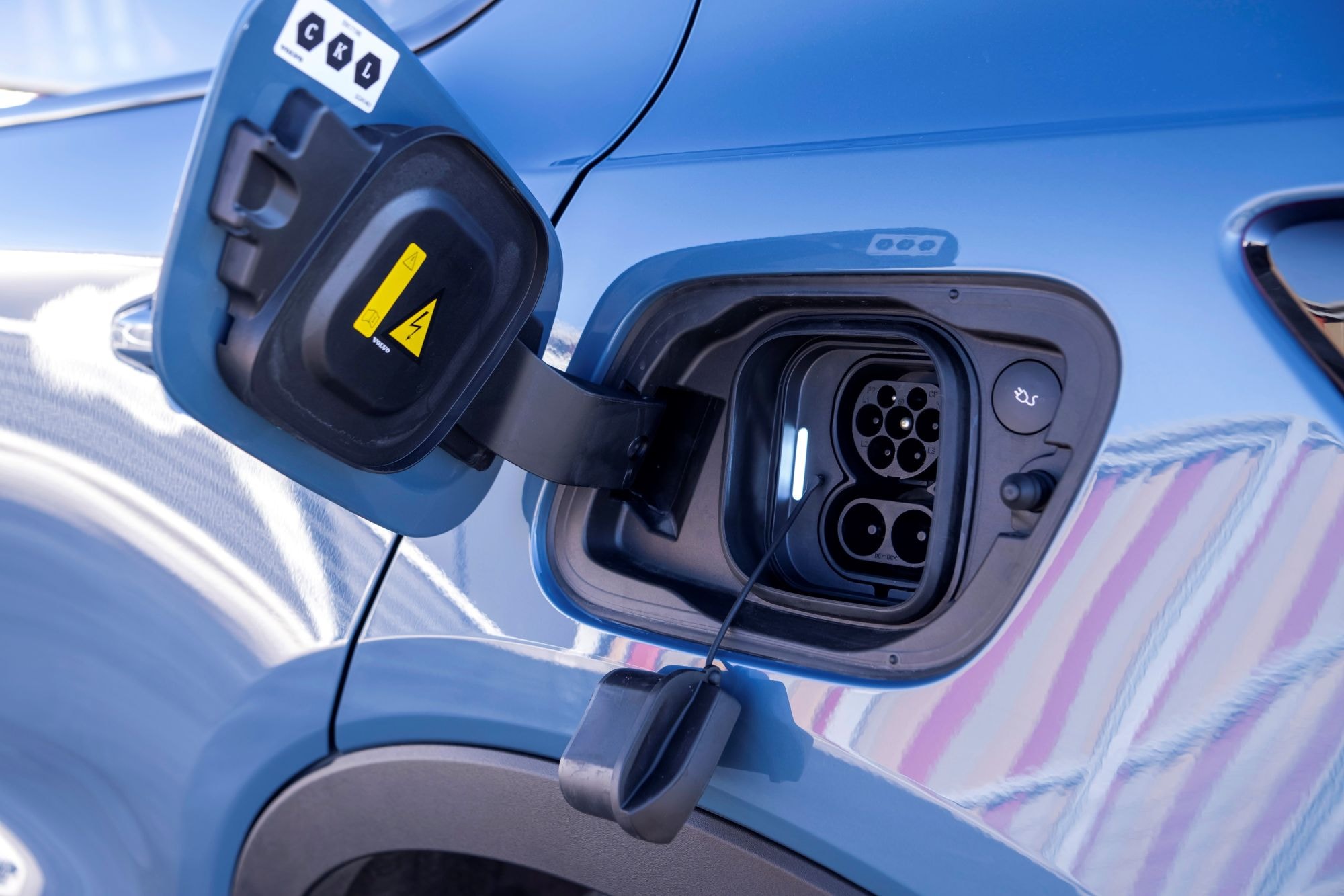Puerto de carga accesible en el Volvo EC40, listo para electricidad.