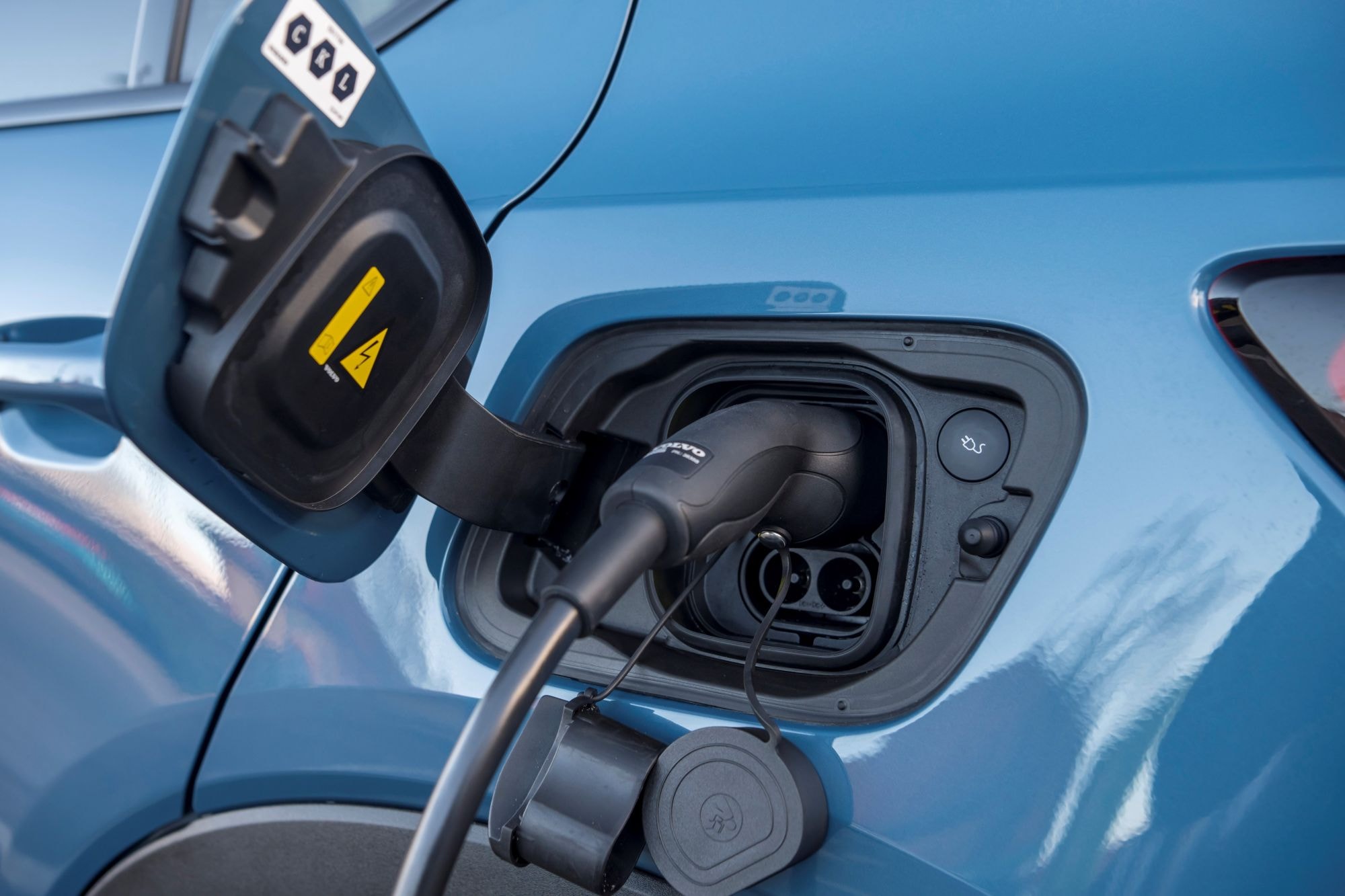 Vista lateral trasera del Volvo EC40 mostrando su elegancia.