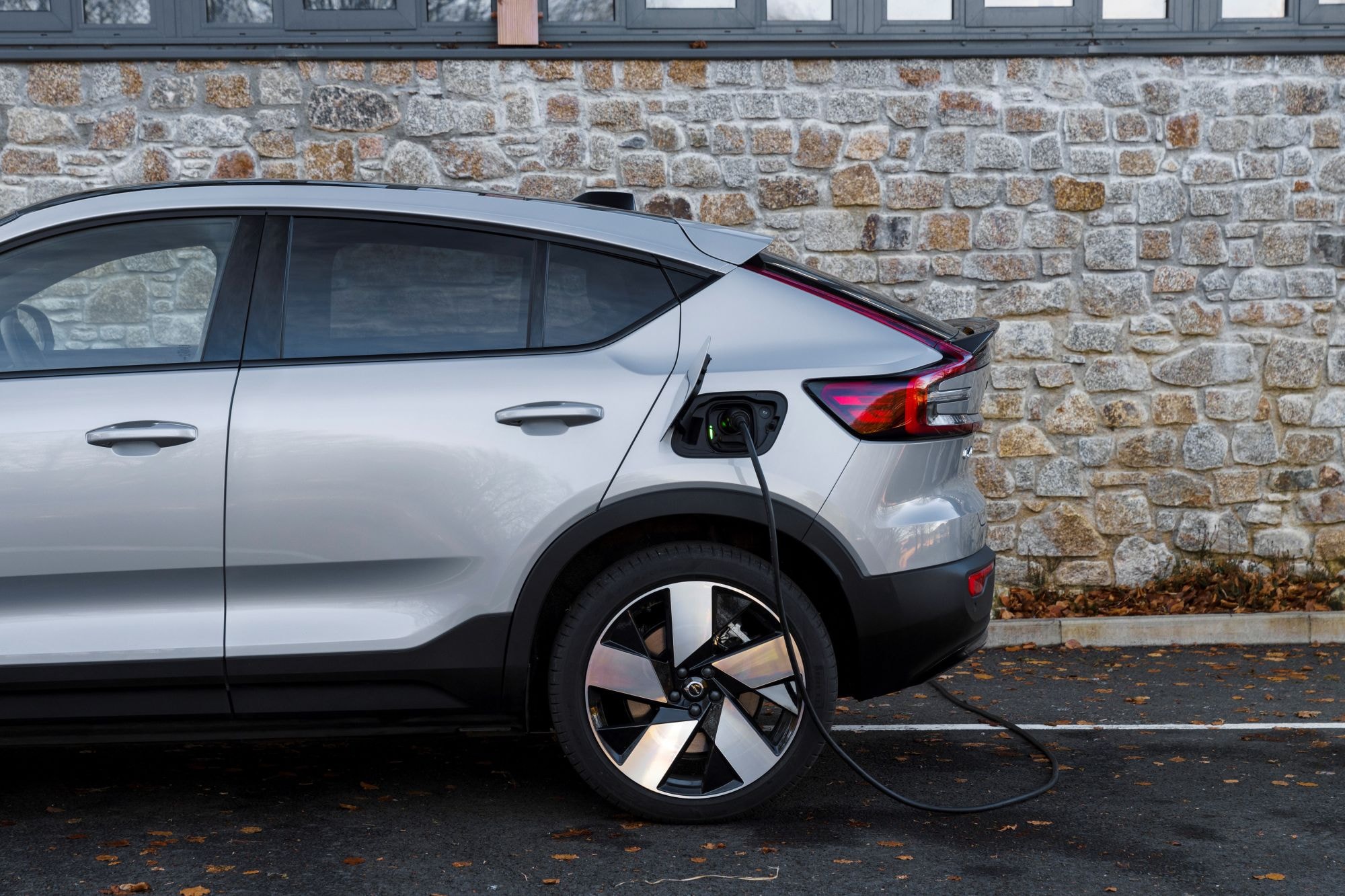 Imagen del Volvo EC40 en movimiento, destacando su elegante diseño trasero.