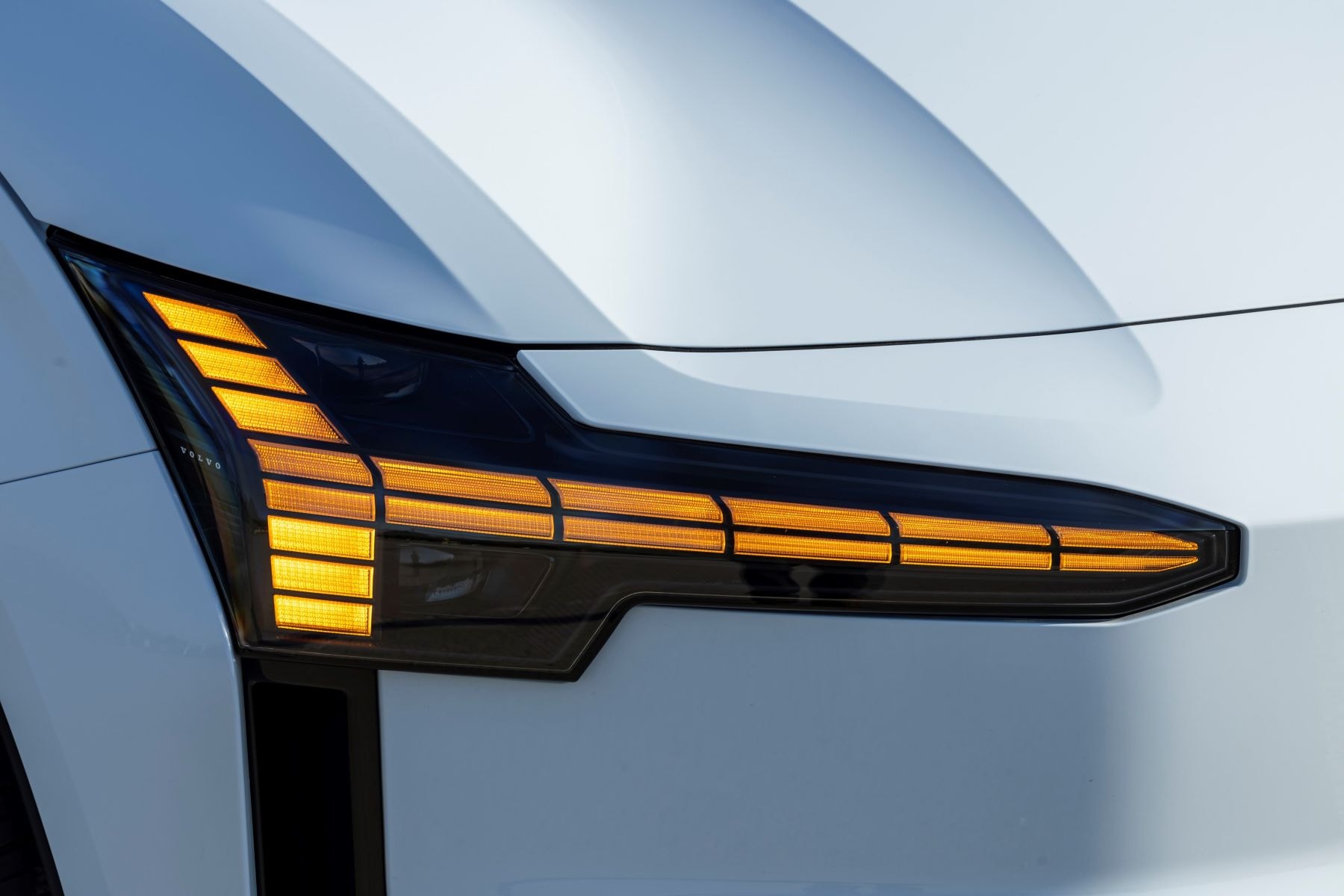 Detalle de las luces traseras LED del Volvo EX30, modernas y llamativas.