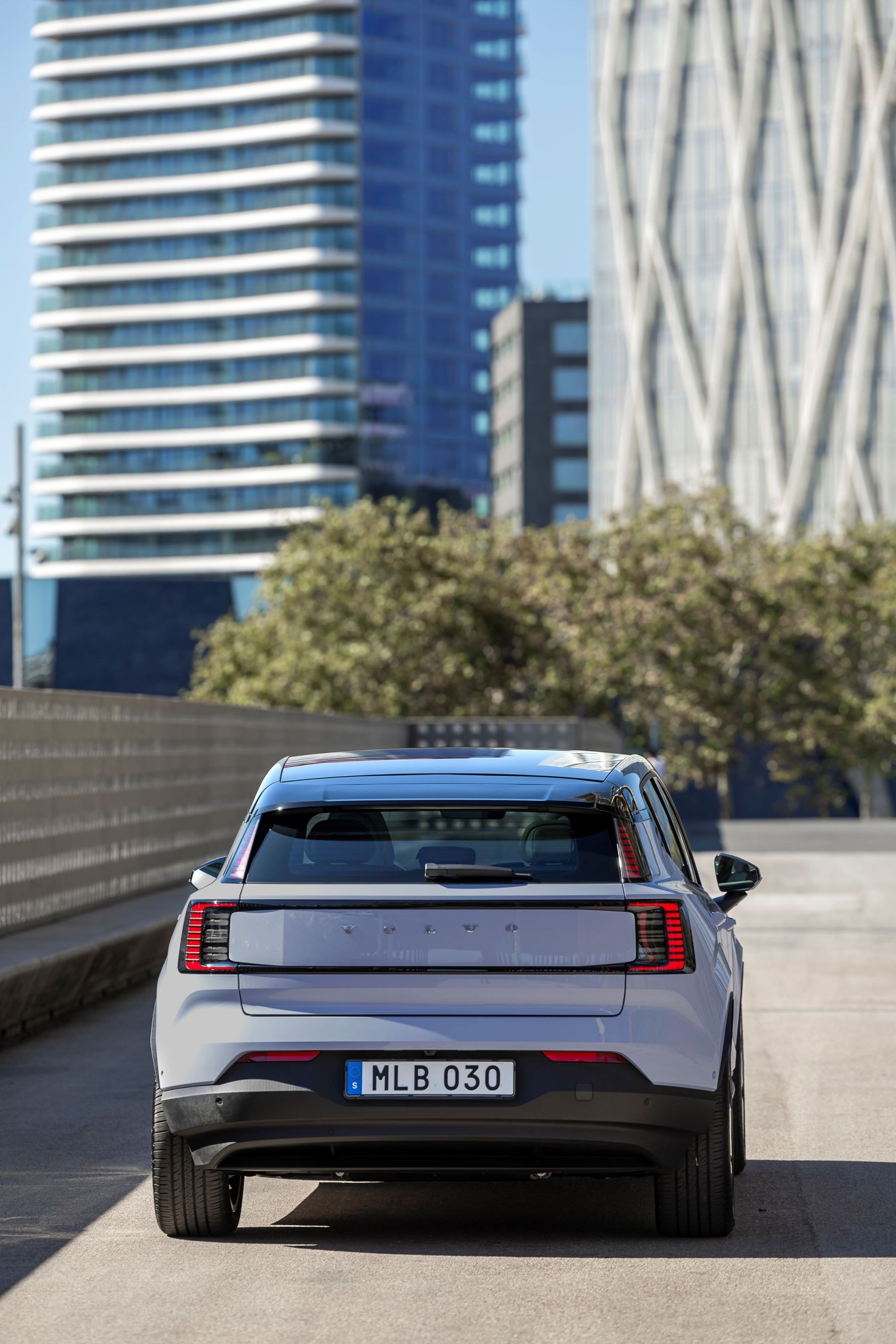 El Volvo EX30 en un ambiente urbano, mostrando su estilo contemporáneo.