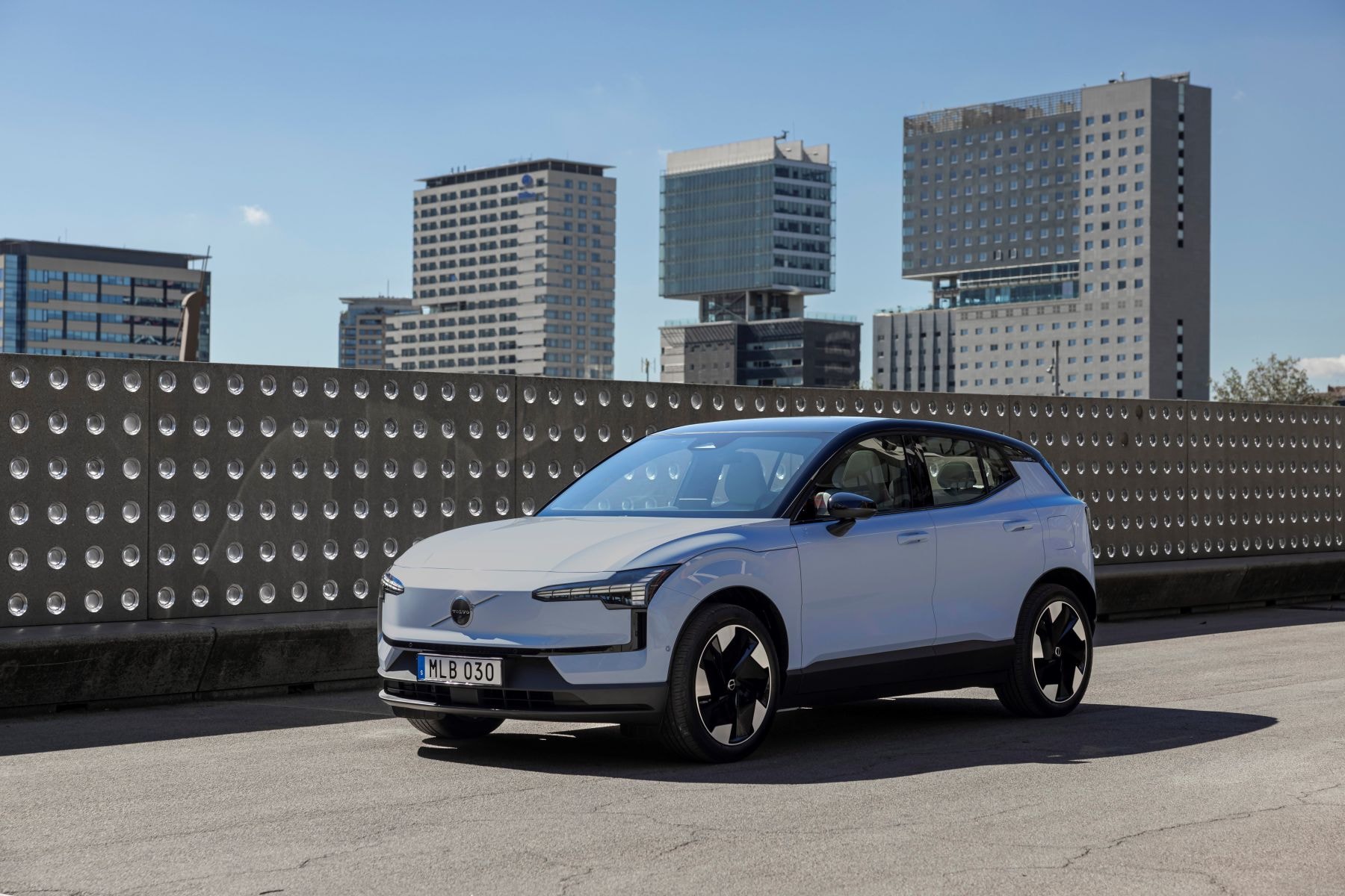 El Volvo EX30 capturado al atardecer, resalta su diseño y elegancia.