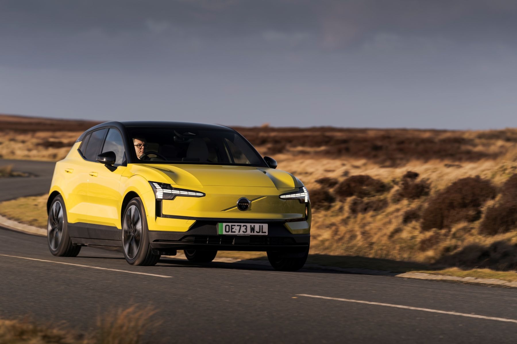 Volvo EX30 en movimiento, destacando su diseño en amarillo.
