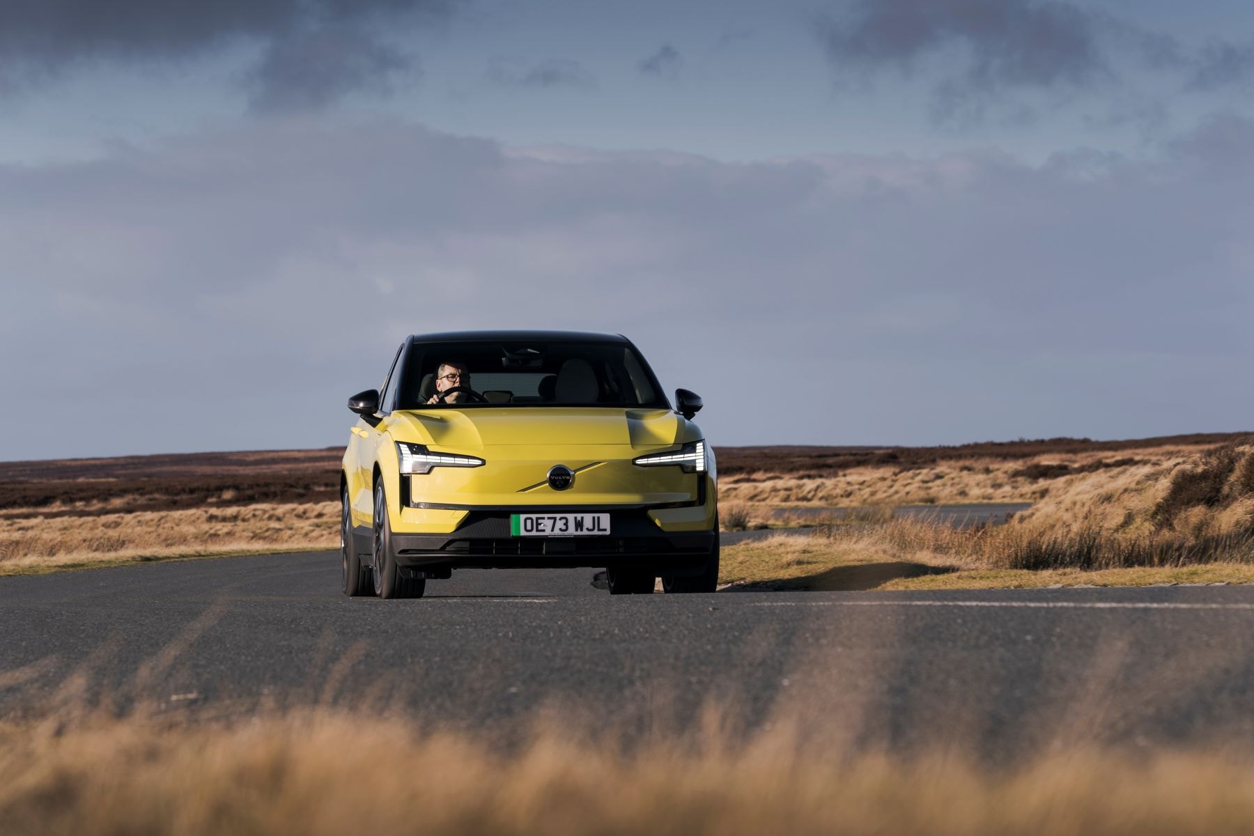 Vista frontal del Volvo EX30, mostrando su atractivo estilo.