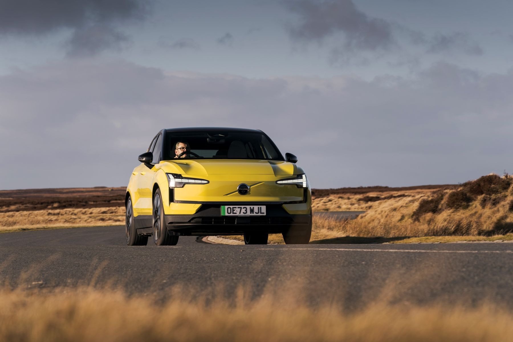 Perspectiva frontal del Volvo EX30, atención a sus líneas audaces.