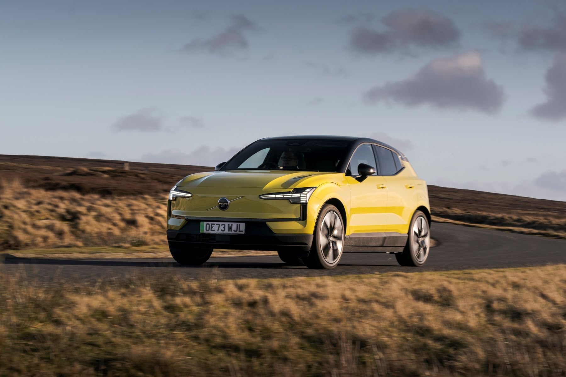 Volvo EX30 tomando una curva, resaltando su dinamismo.