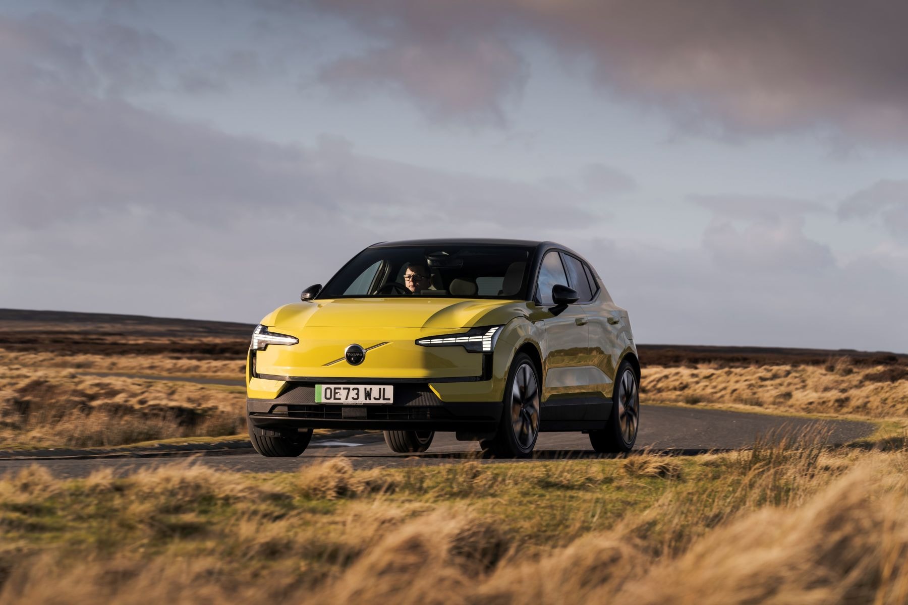 Vista lateral del Volvo EX30, destacando su diseño moderno.