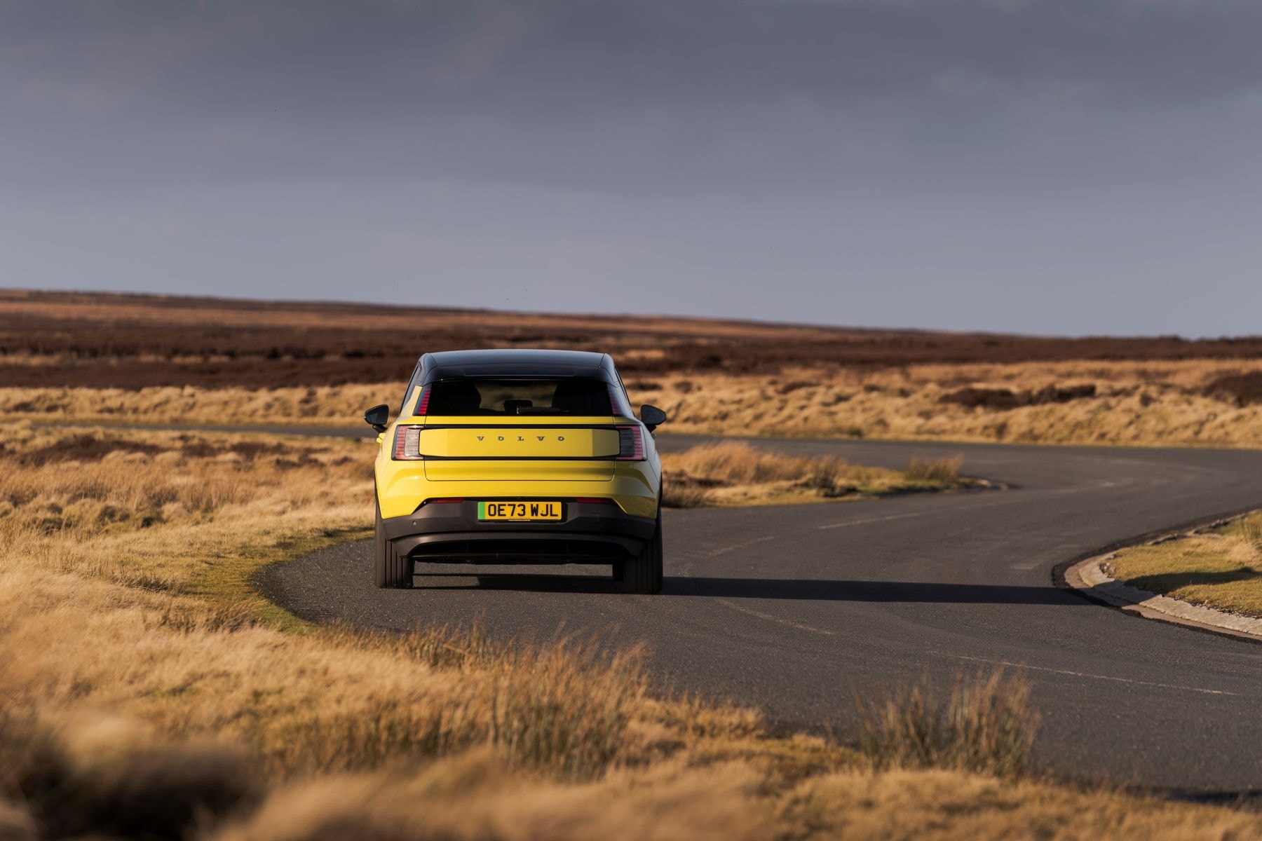 Volvo EX30 en una ruta escénica, fusionando estilo y entorno.