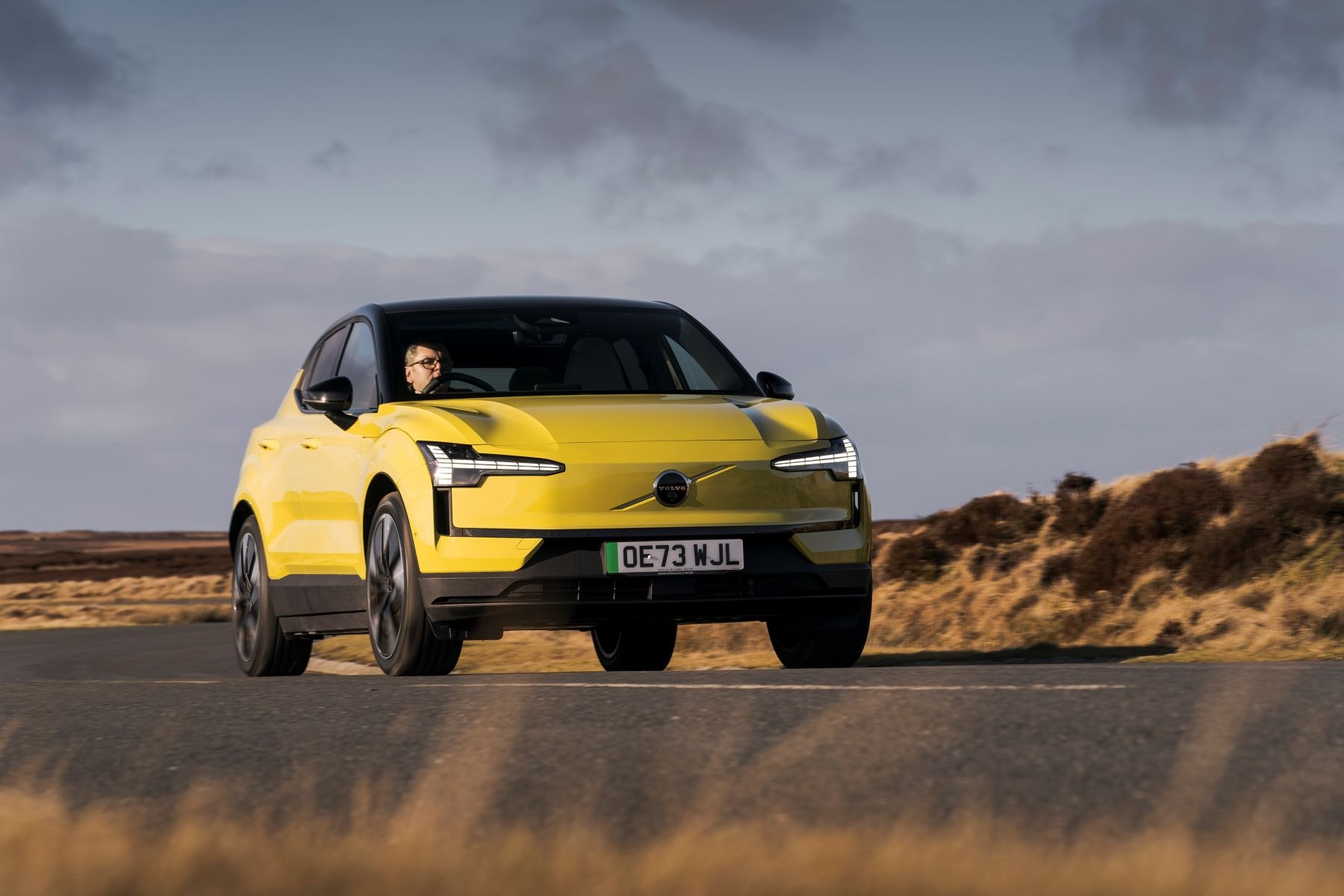 Vista trasera del Volvo EX30, elegante y distintiva.