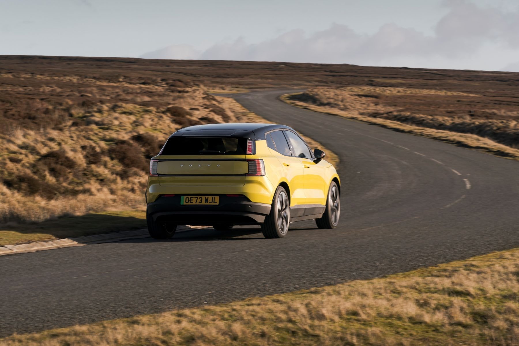 Volvo EX30 navegando por un paisaje, resaltando su robustez.
