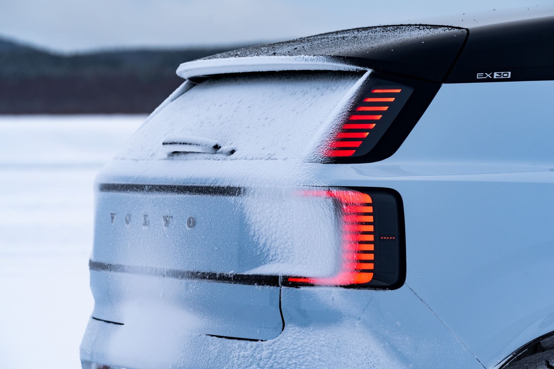 Vista trasera del EX30 mostrando su diseño aerodinámico