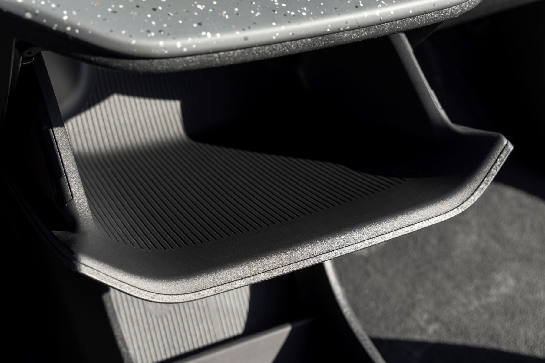 Detalle del sistema de audio Harman Kardon, destacando su calidad.