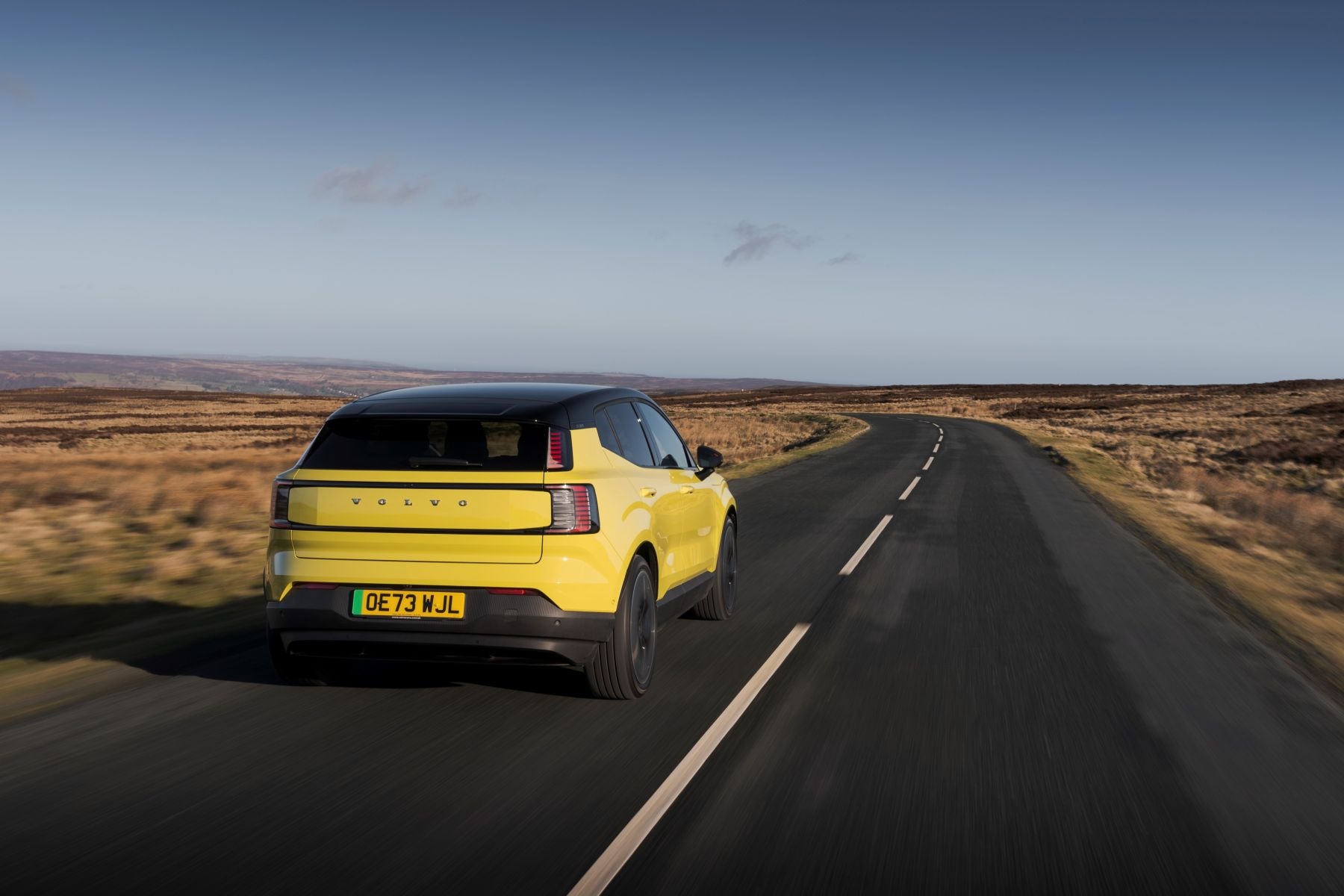 Volvo EX30 cargando en una estación de carga, ideal para viajes.