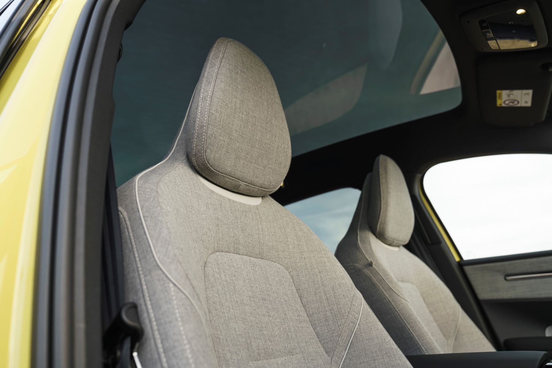 Detalle de la consola central del Volvo EX30, destacando su tecnología