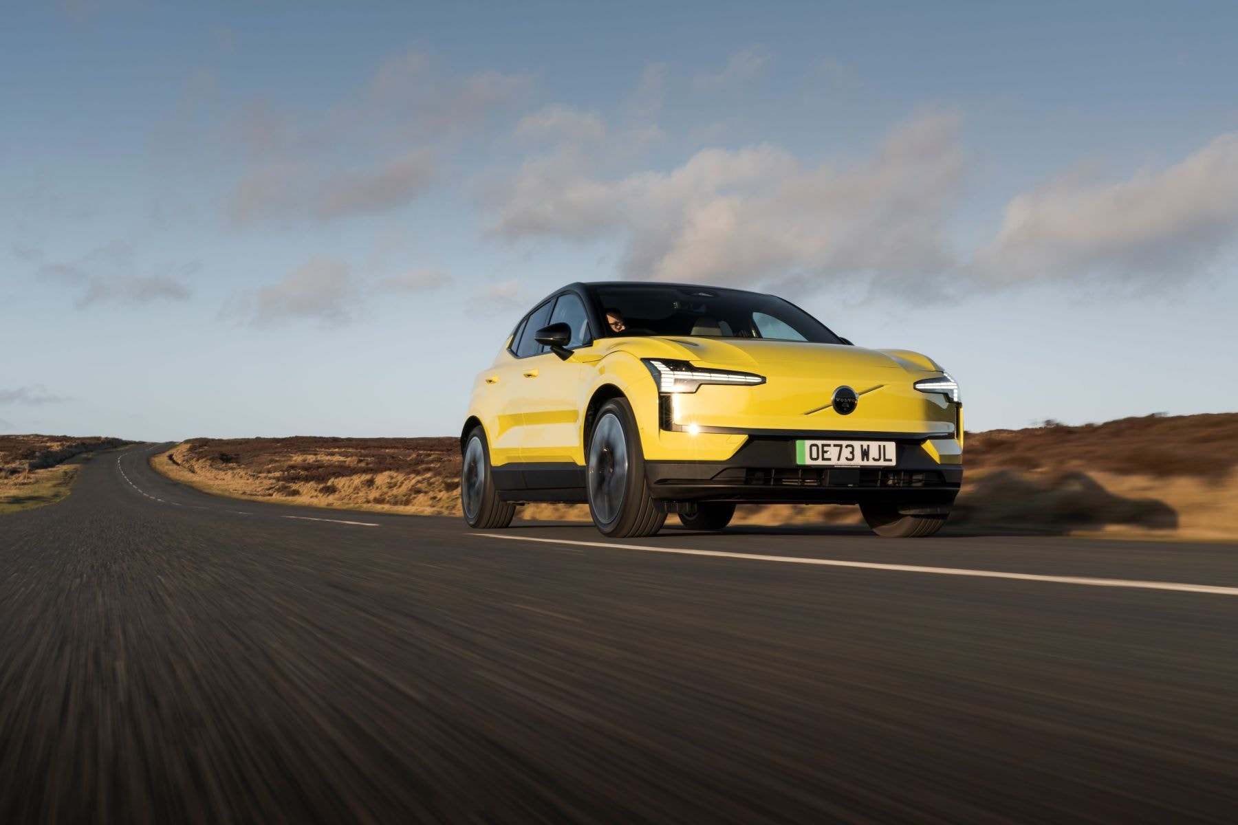 Volvo EX30 circulando en un paisaje contrastante.