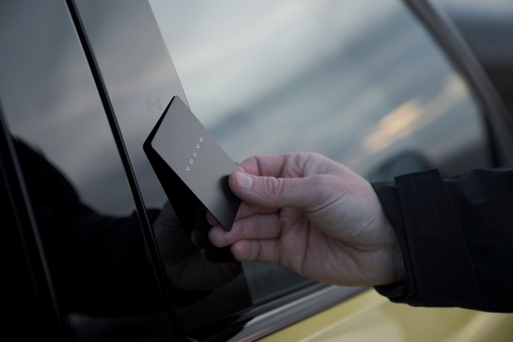 Conectando el cargador al Volvo EX30, demostrando su funcionalidad eléctrica.