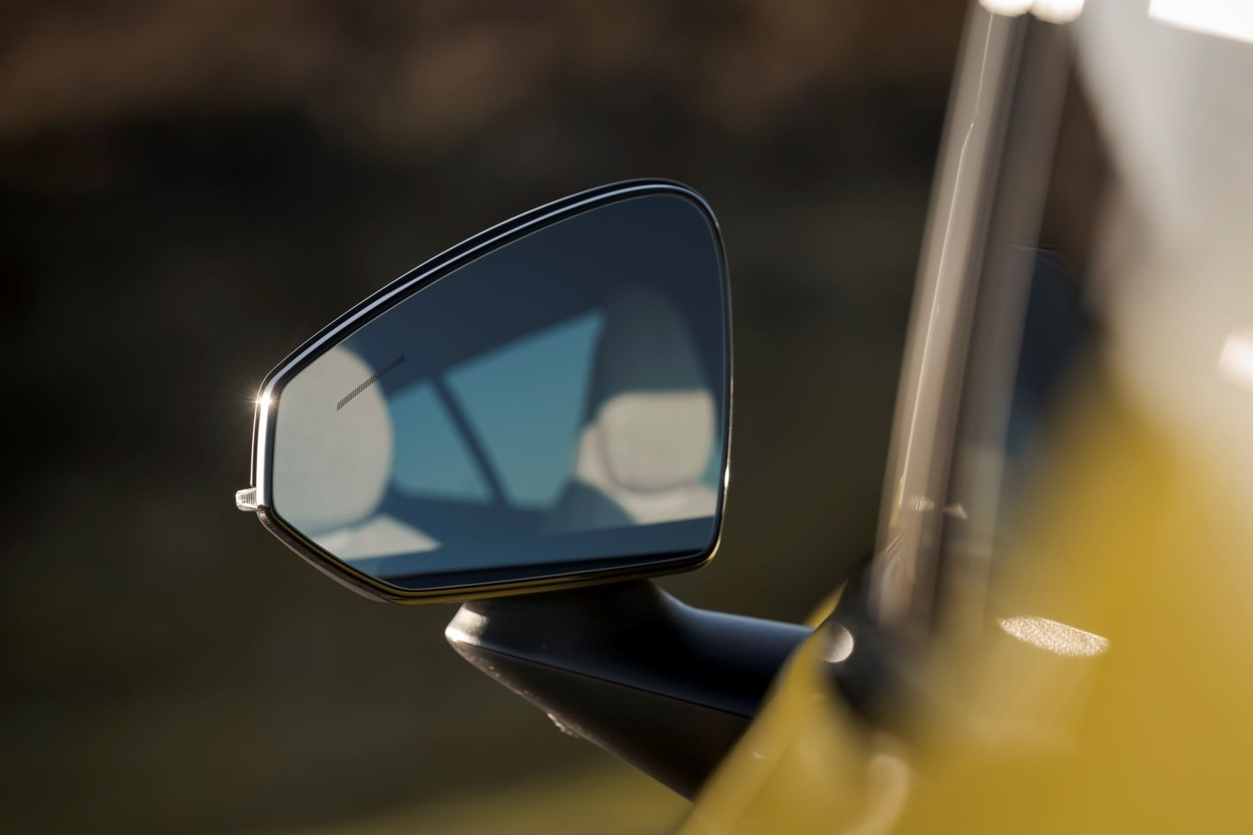 Perspectiva del morro del Volvo EX30, resaltando su diseño moderno.