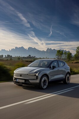 Frontal del Volvo EX30 con un marco natural impresionante. Frontal del Volvo EX30 con un marco natural impresionante.