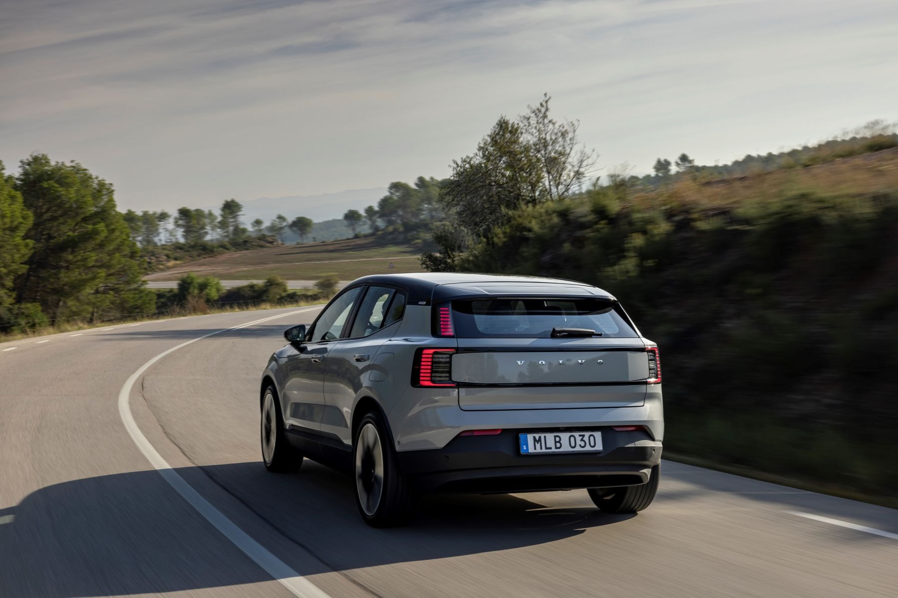 Vista frontal del Volvo EX30, elegante y moderno.