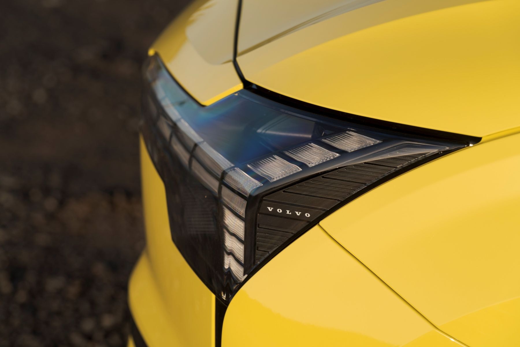 Detalle del capó del Volvo EX30, mostrando su línea elegante.
