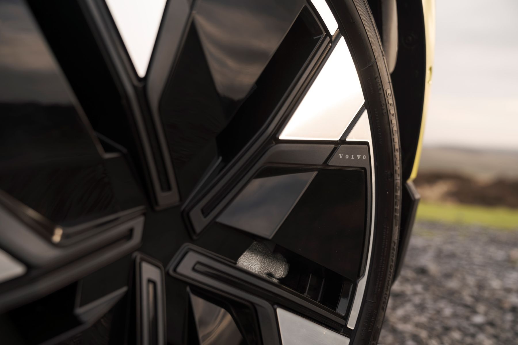 Enfoque en la elegante llanta del Volvo EX30.