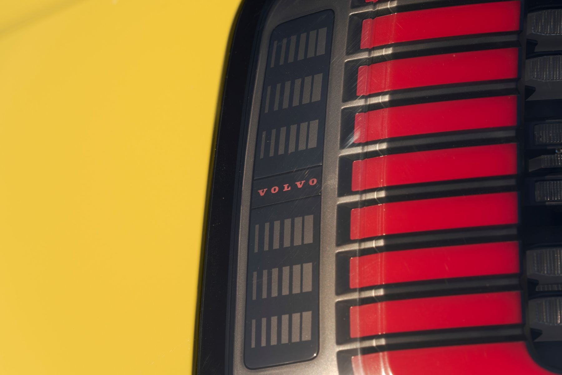 Vista trasera que muestra la distintiva firma lumínica del Volvo EX30.