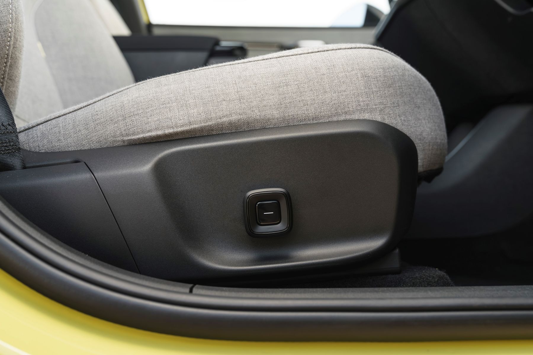 Panel de puerta del Volvo EX30 que refleja la calidad de los materiales