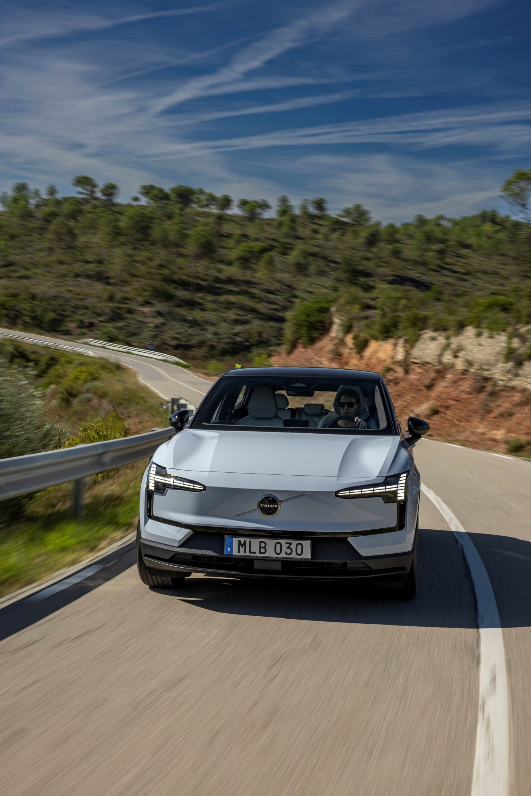 El Volvo EX30 en movimiento por un paisaje natural, mostrando su agilidad.
