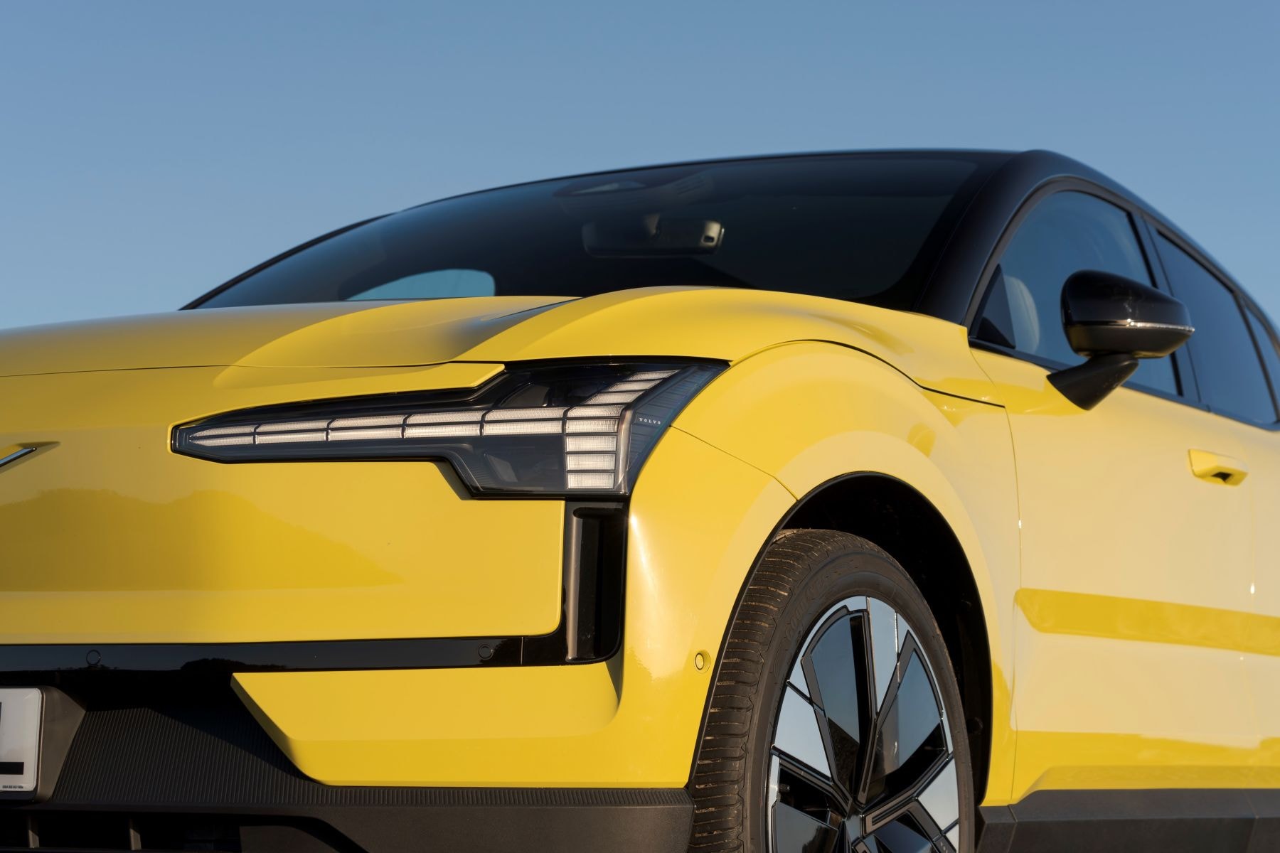 Vista frontal del Volvo EX30, destacando su diseño moderno.