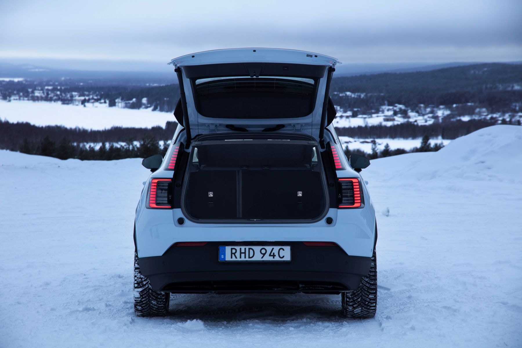 Perfil del Volvo EX30 en un entorno montañoso, mostrando su diseño elegante.