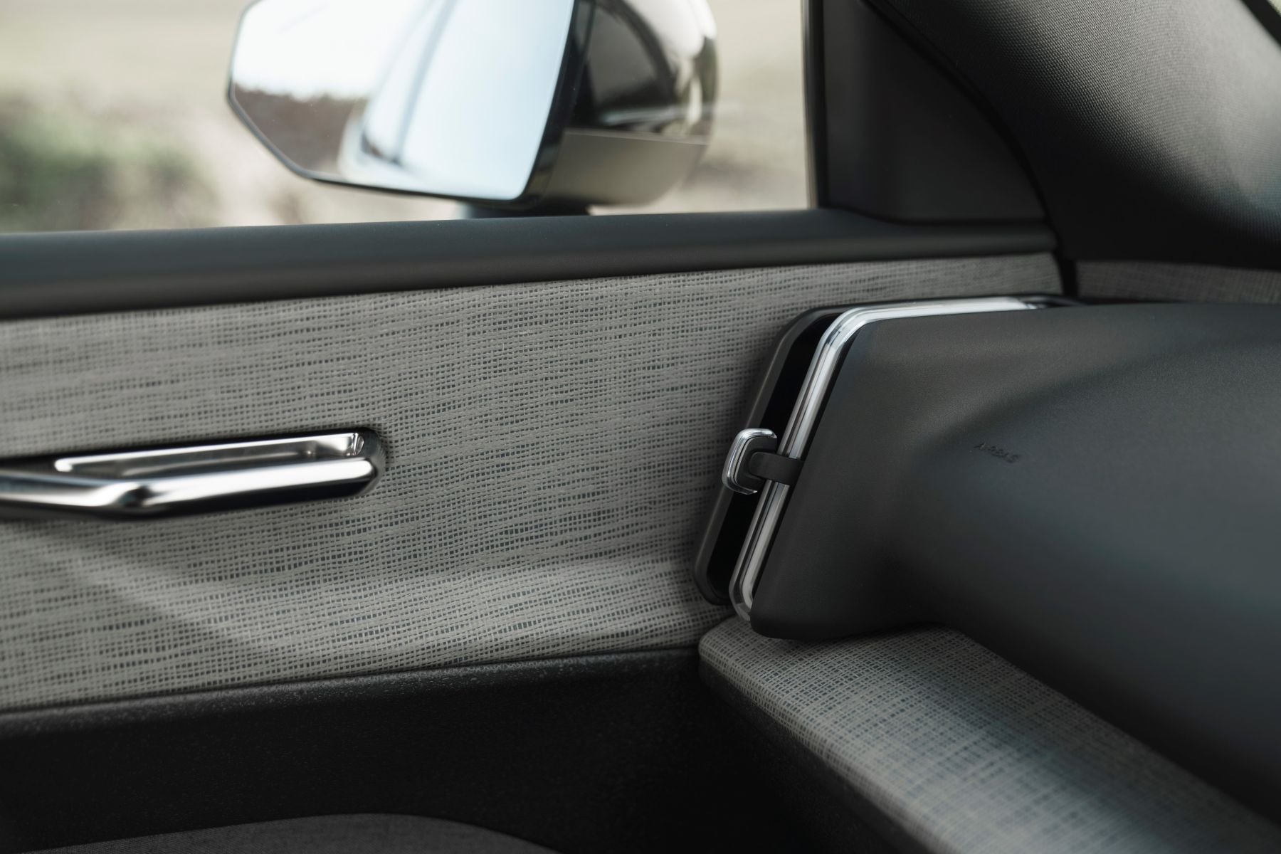 Angulo frontal del Volvo EX30 que resalta su diseño distintivo