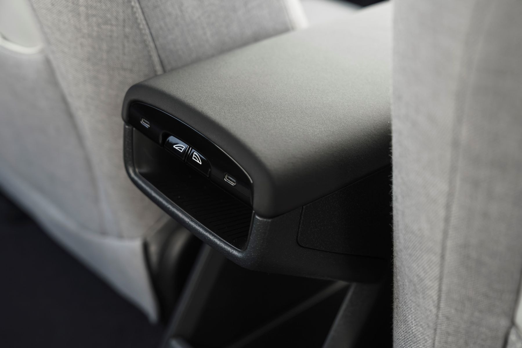 Primer plano de los asientos delanteros del Volvo EX30, confort en cada viaje