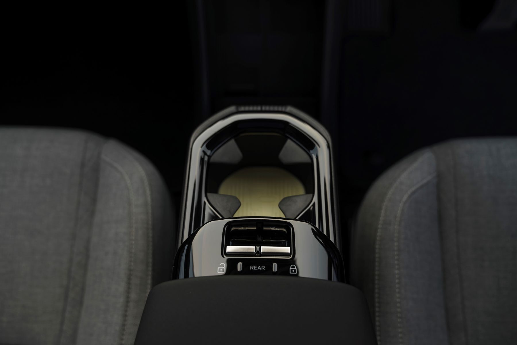 Espectacular imagen del Volvo EX30 estacionado frente a un edificio moderno