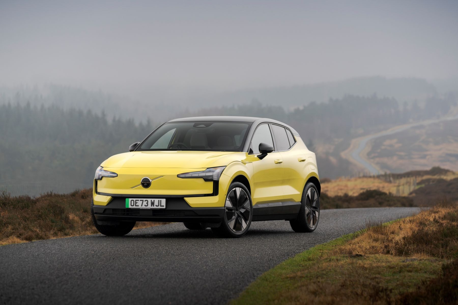 Frontal del Volvo EX30 destacando su diseño moderno.