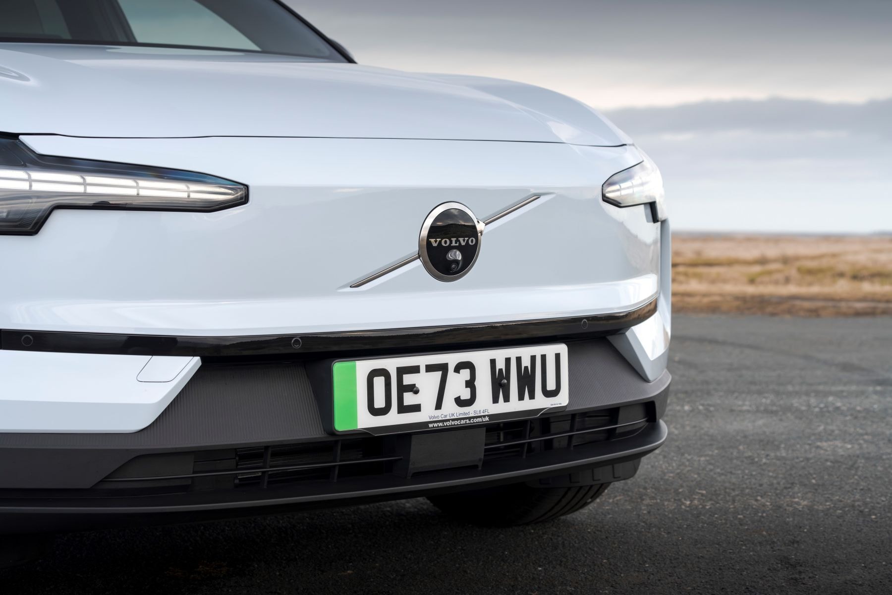 El Volvo EX30 en acción, demostrando su agilidad en la nieve