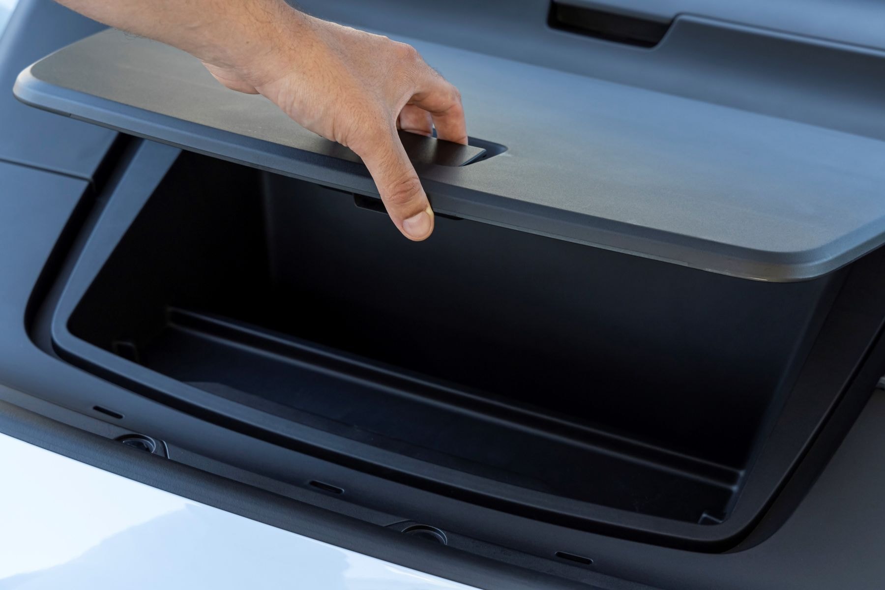 Vista frontal del Volvo EX30 destacando su diseño moderno.