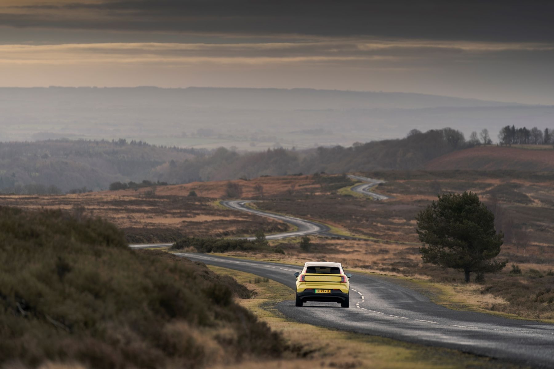 Vista frontal del Volvo EX30 amarillo, destacando su diseño vibrante.