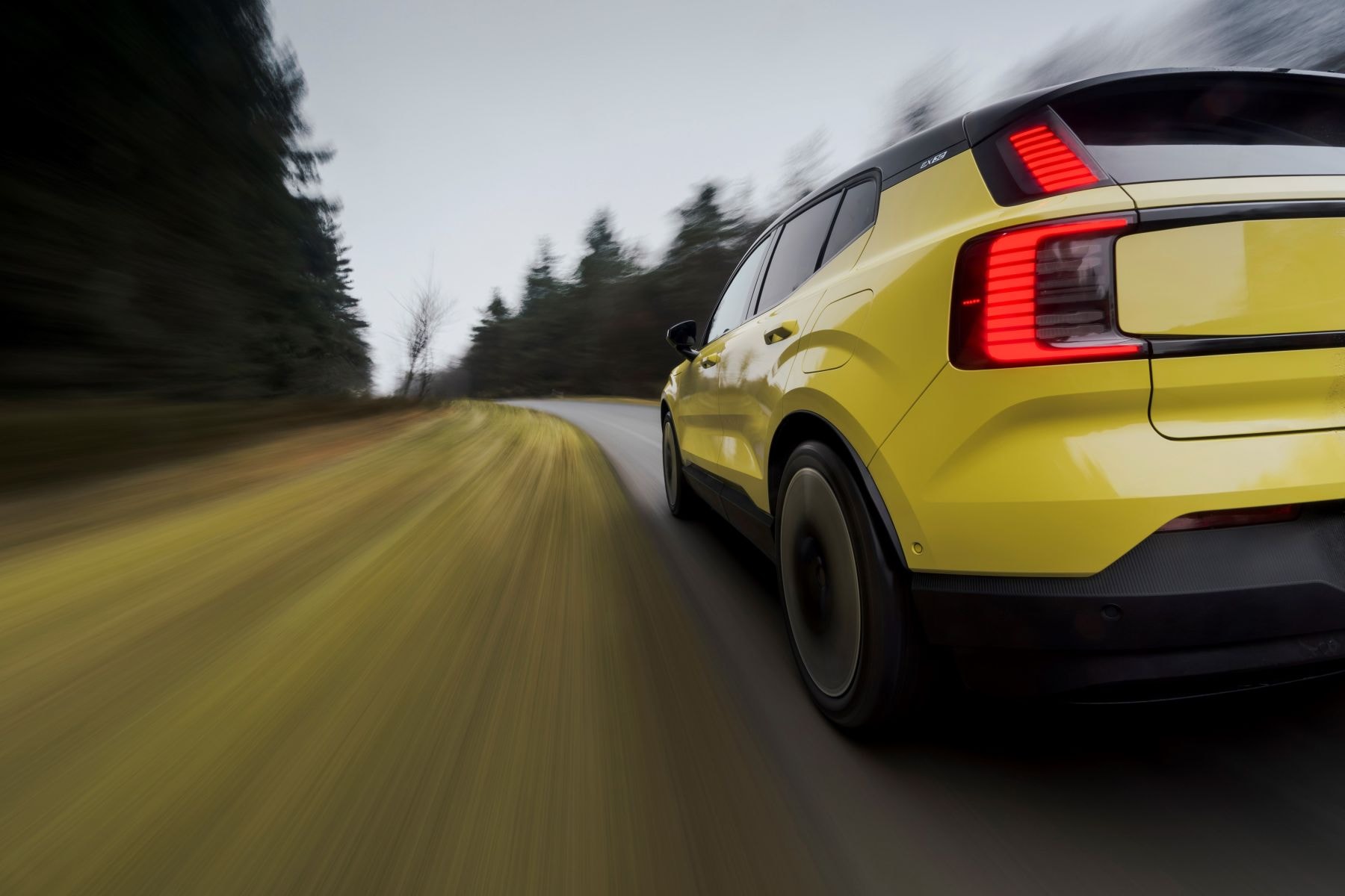 El Volvo EX30 destaca en la carretera con su atractivo diseño y color vibrante.