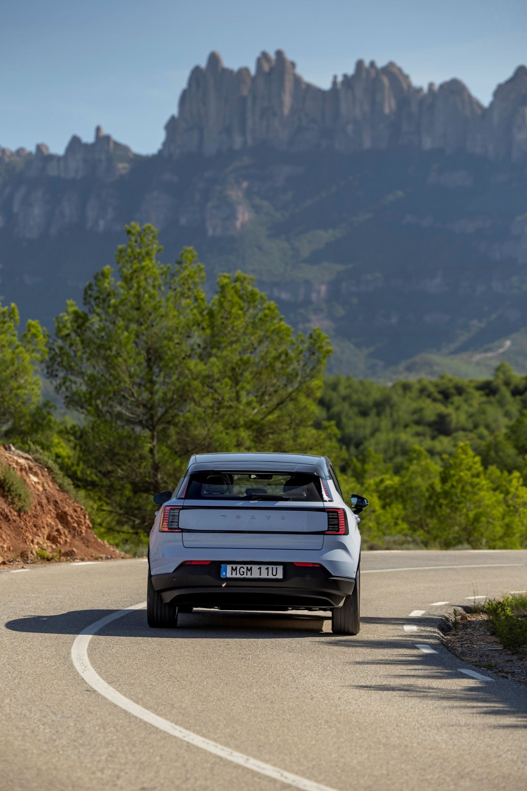 El Volvo EX30 en una carretera, mostrando su encanto y dinámica.
